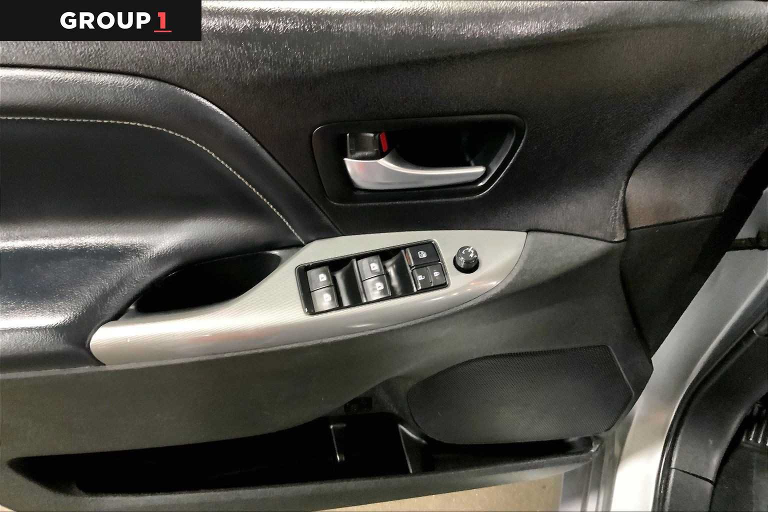 Used 2017 Toyota Sienna SE FWD image 36