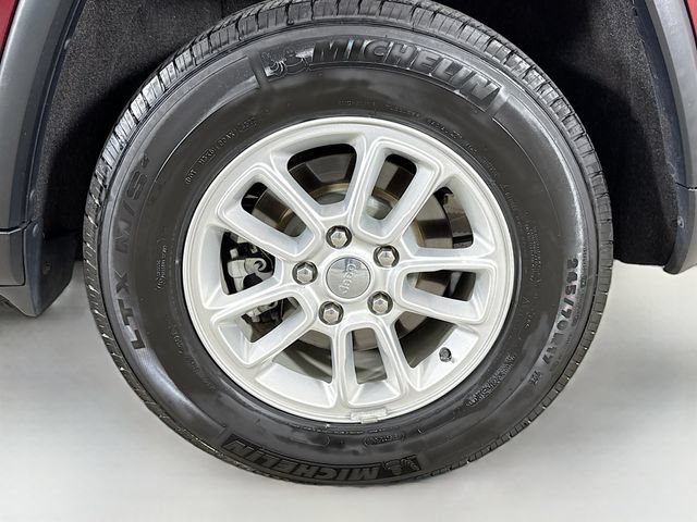 Used 2018 Jeep Grand Cherokee Laredo AWD/4WD image 28