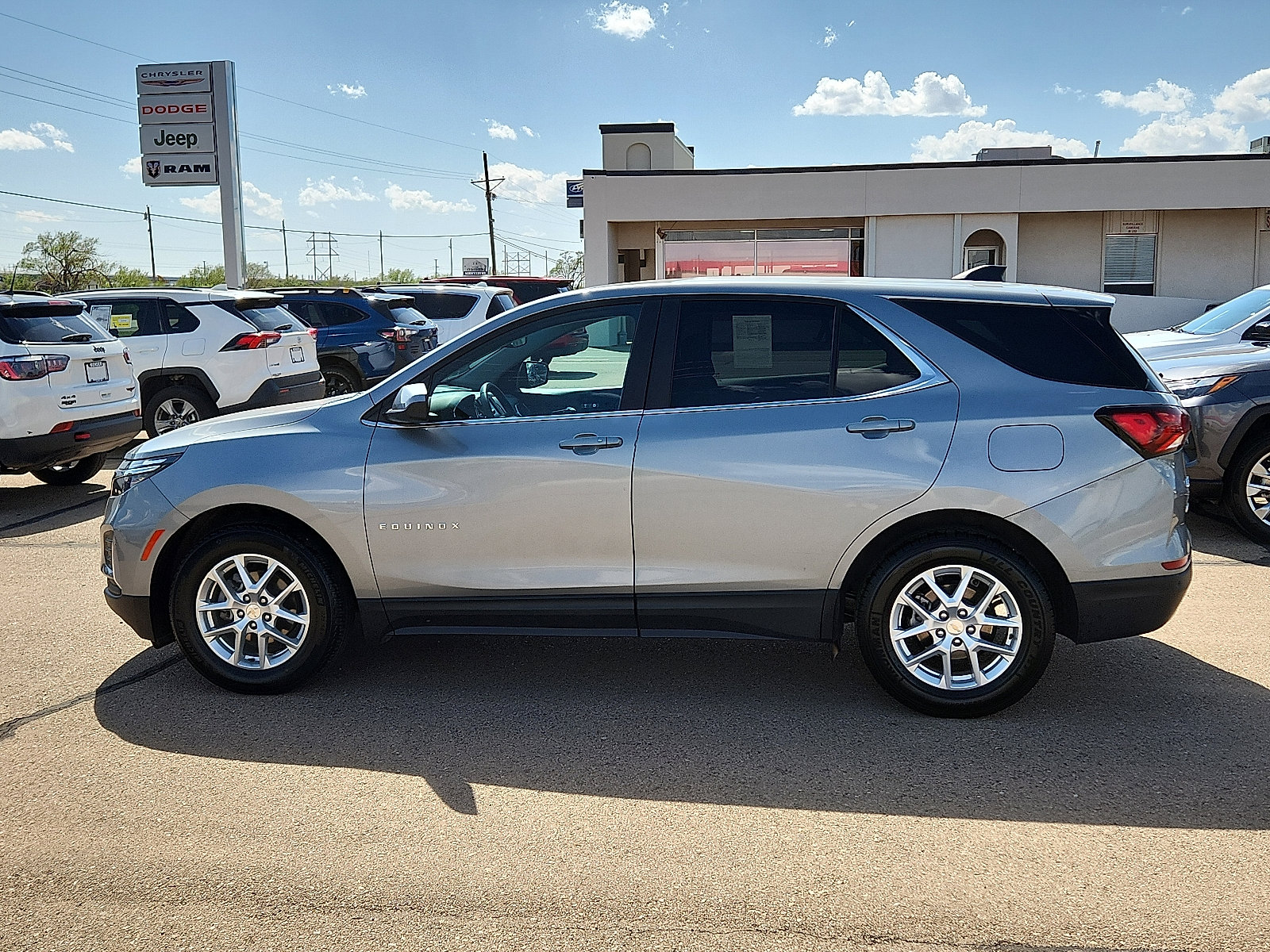 Used 2024 Chevrolet Equinox LT image 2