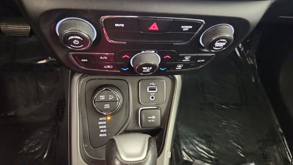 Used 2018 Jeep Compass Trailhawk w/ Cold Weather Group AWD/4WD image 17