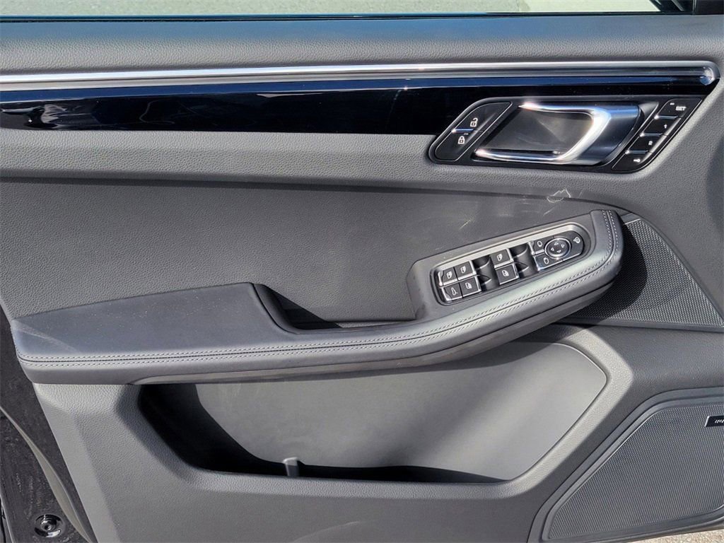 Certified 2025 Porsche Macan image 17