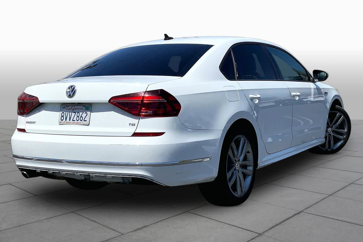 Used 2018 Volkswagen Passat 2.0T R-Line w/ R-Line Lighting Package FWD image 12