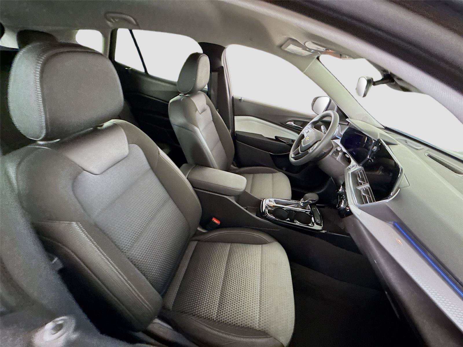 Used 2025 Chevrolet Trax LT FWD image 18