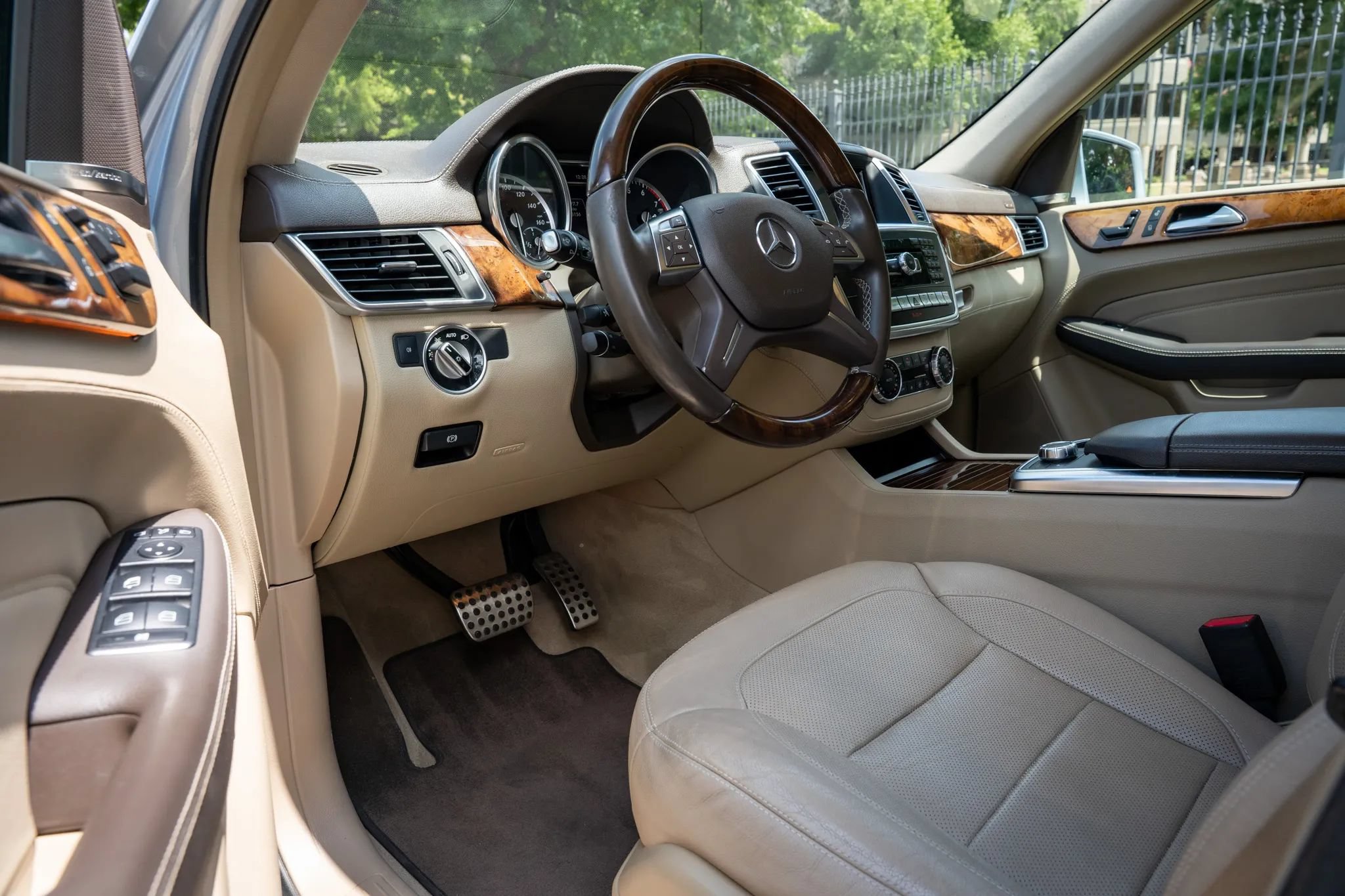 Used 2015 Mercedes-Benz ML 400 4MATIC w/ Lighting Package image 10