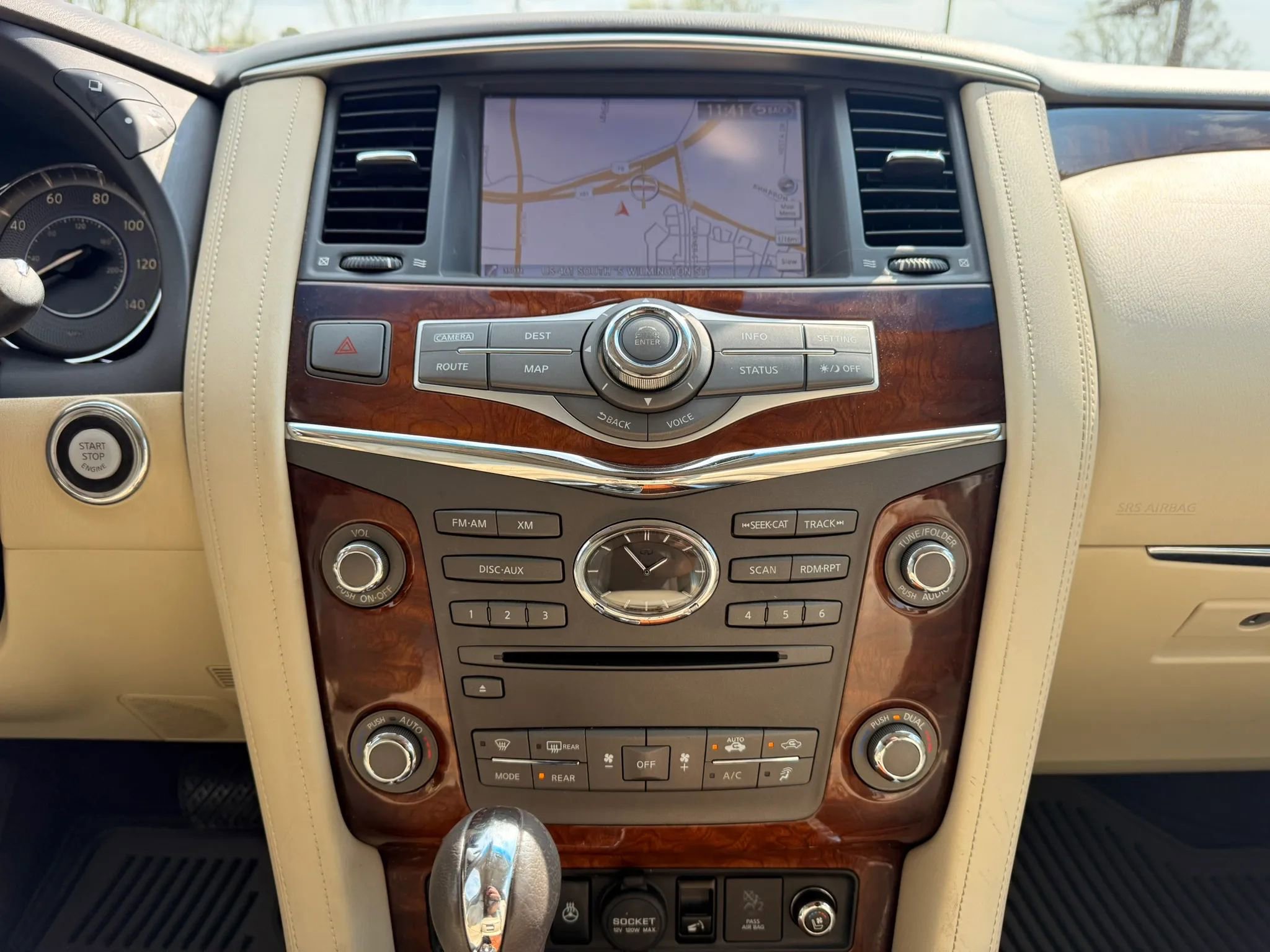 Used 2017 INFINITI QX80 4WD w/ Deluxe Technology Package image 16