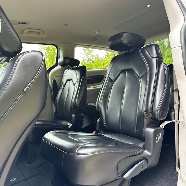 Used 2023 Chrysler Pacifica Touring-L FWD image 14