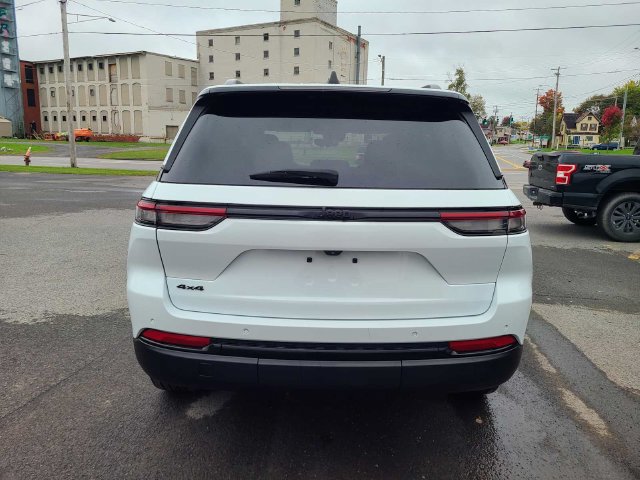 Used 2023 Jeep Grand Cherokee Altitude AWD/4WD image 9