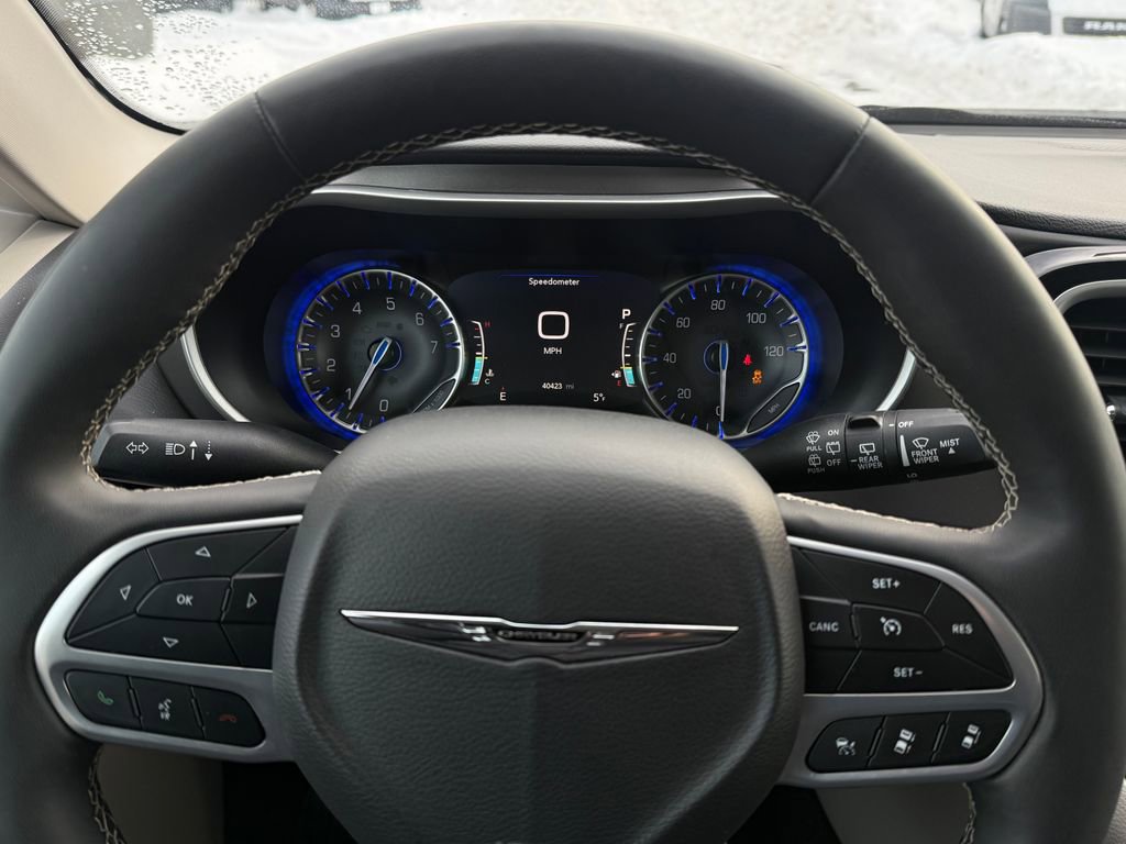 Used 2024 Chrysler Pacifica Touring-L image 24