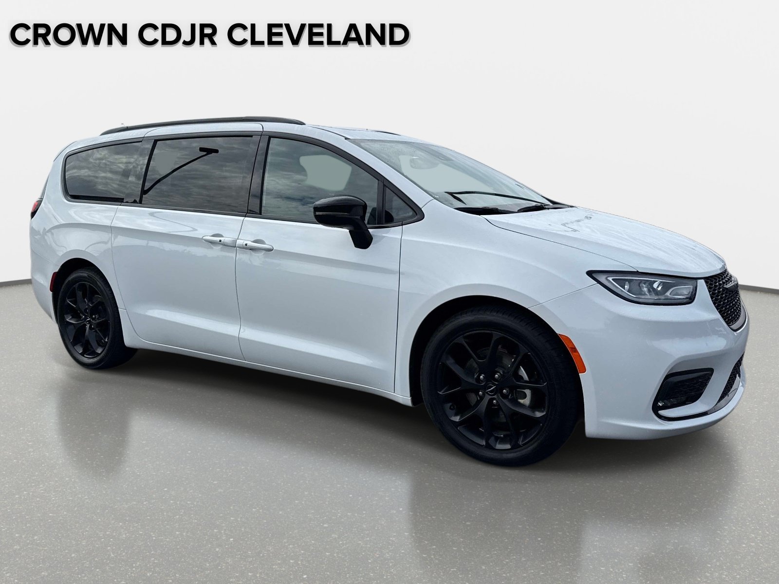Used 2025 Chrysler Pacifica Limited FWD image 2