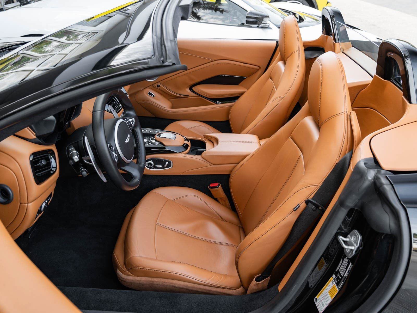 Used 2021 Aston Martin V8 Vantage Roadster RWD image 15