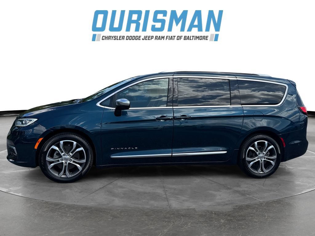 Used 2025 Chrysler Pacifica Pinnacle w/ Trailer Tow Group FWD image 3