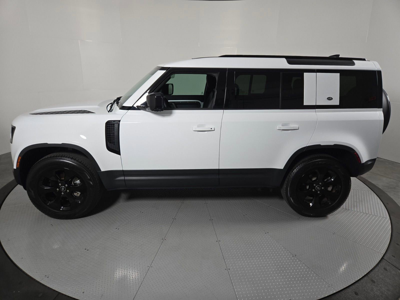 Used 2022 Land Rover Defender 110 S AWD/4WD image 34