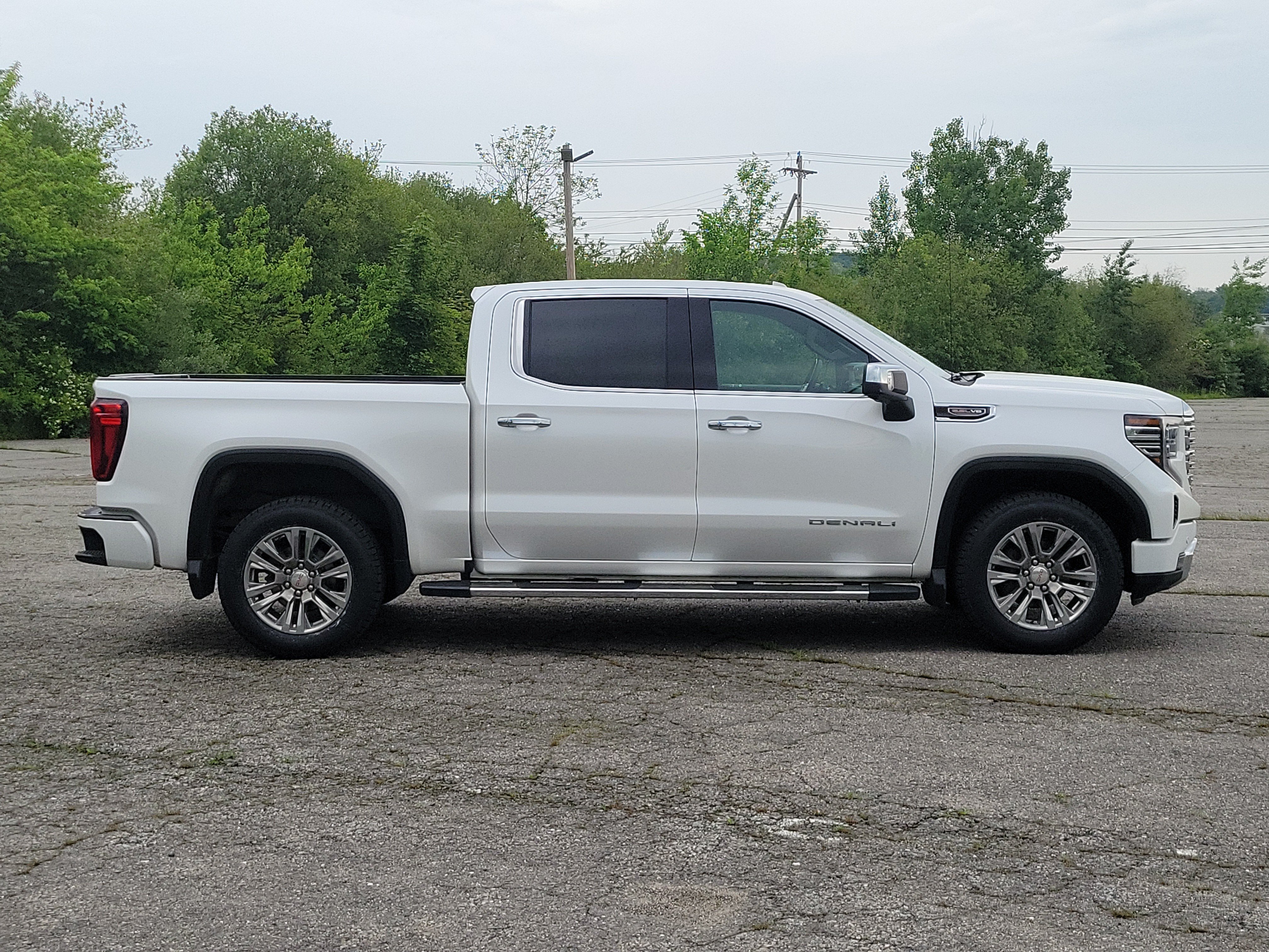 Used 2023 GMC Sierra 1500 Denali w/ Technology Package AWD/4WD image 4
