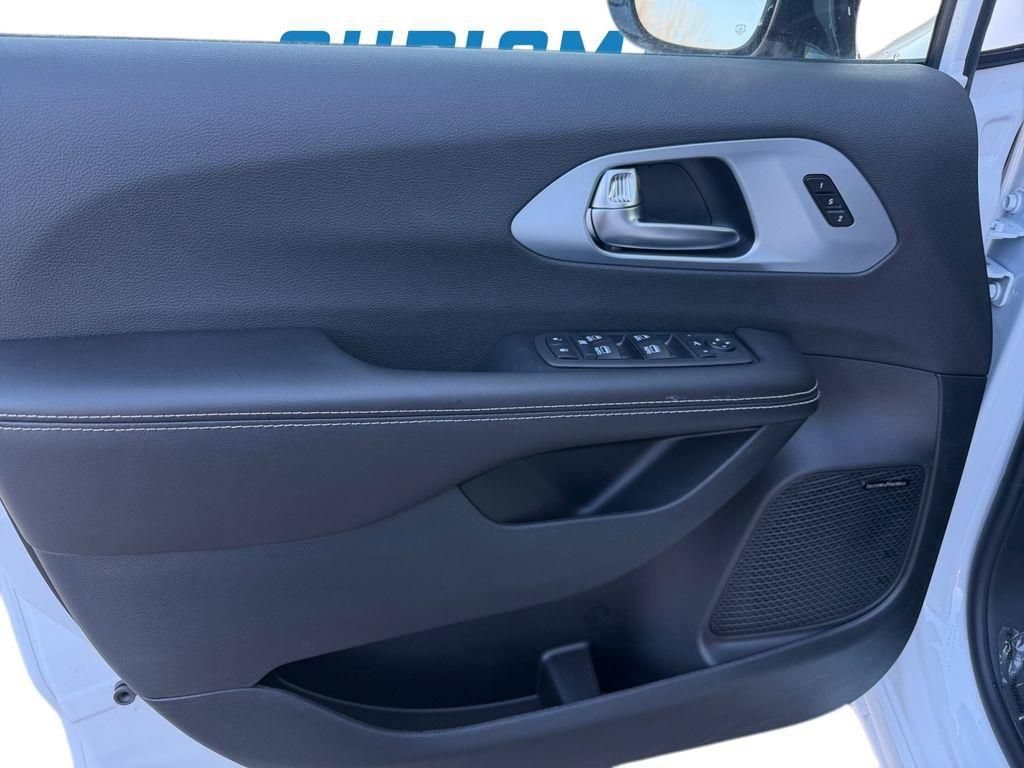 New 2026 Chrysler Pacifica Limited w/ Uconnect Theater Family Group FWD image 33