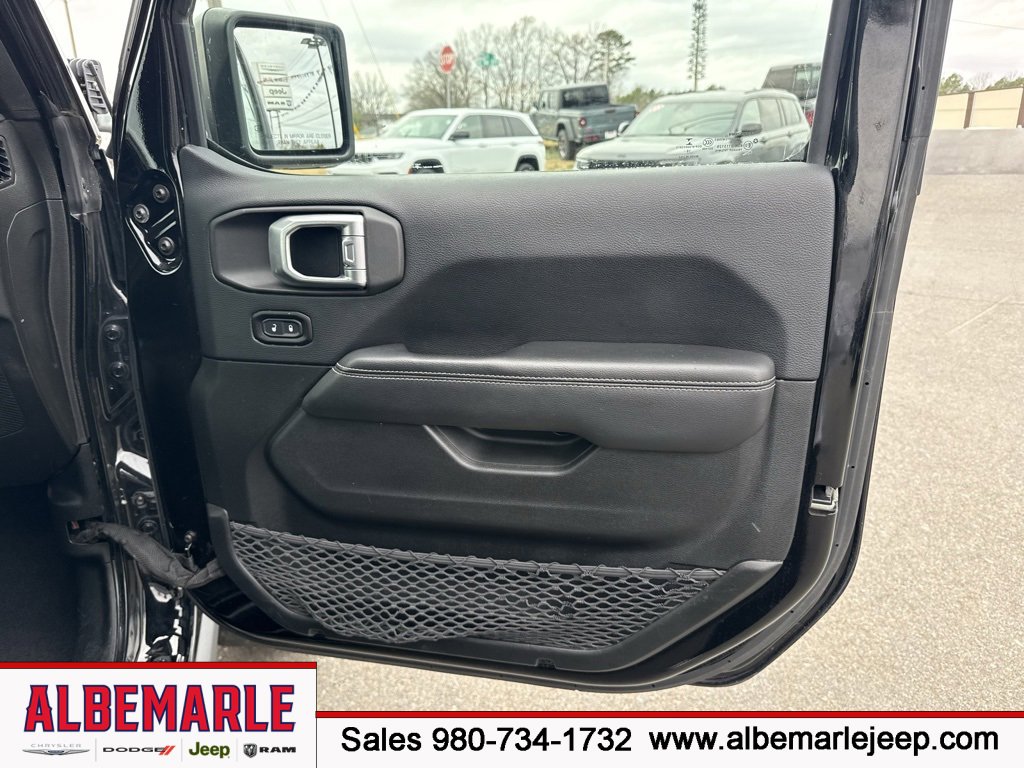 Used 2019 Jeep Wrangler Unlimited Sahara w/ Cold Weather Group image 28