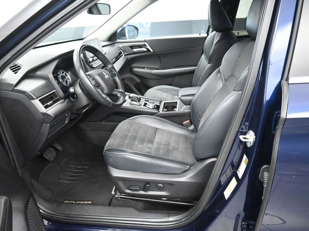 Used 2024 Mitsubishi Outlander AWD image 28