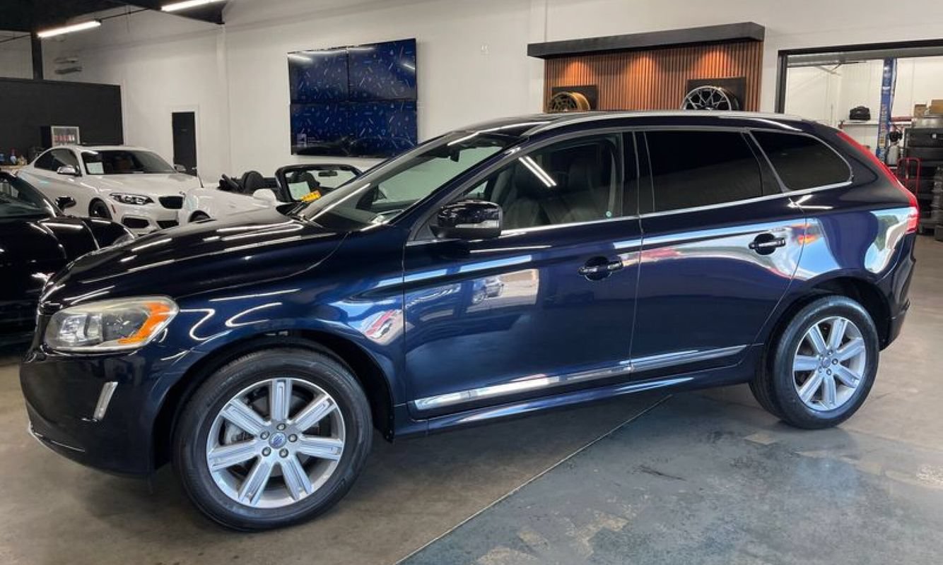 Used 2017 Volvo XC60 T5 Inscription w/ Preferred Option Package FWD image 1