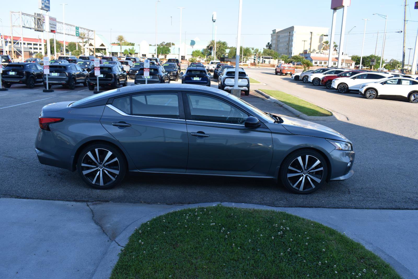 Used 2020 Nissan Altima 2.5 SR FWD image 13