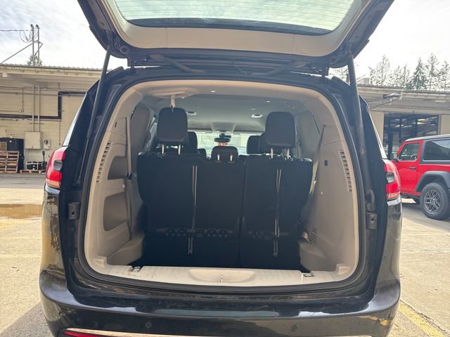 Used 2023 Chrysler Pacifica Touring-L image 15