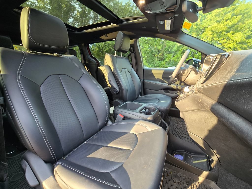 Used 2025 Chrysler Pacifica Select AWD/4WD image 22