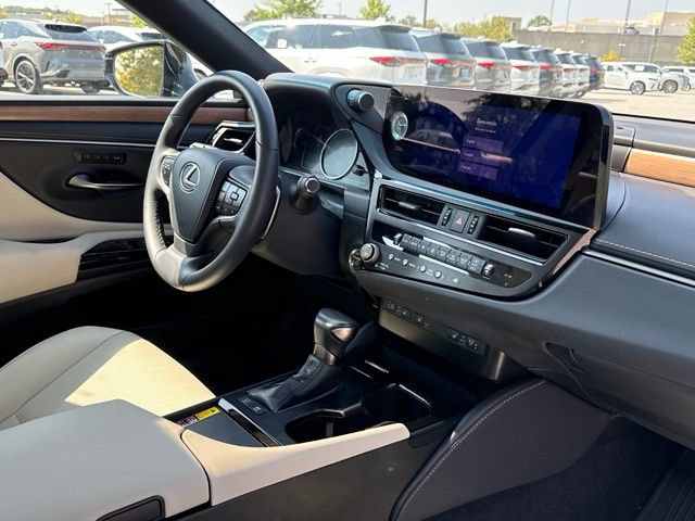 Used 2025 Lexus ES 300h w/ Premium Package FWD image 19