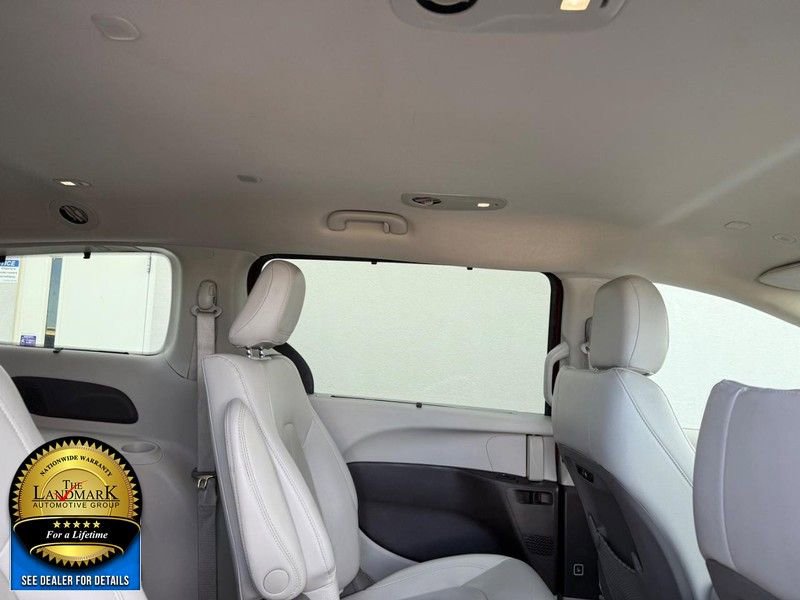 Used 2021 Chrysler Pacifica Touring-L image 16