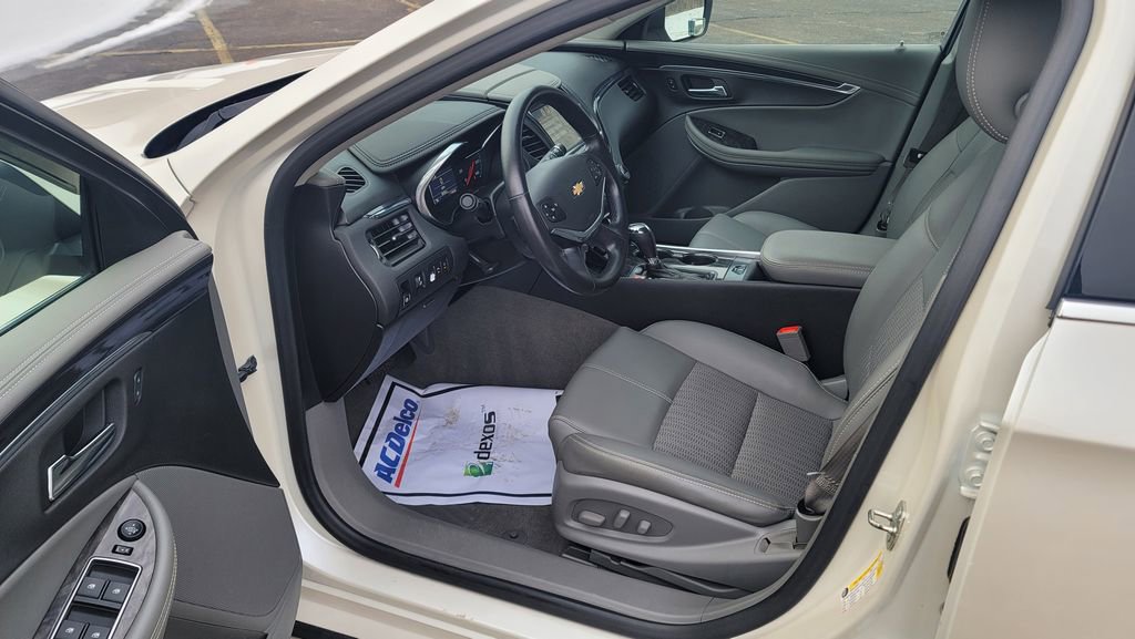 Used 2014 Chevrolet Impala LT w/ Convenience Package image 18