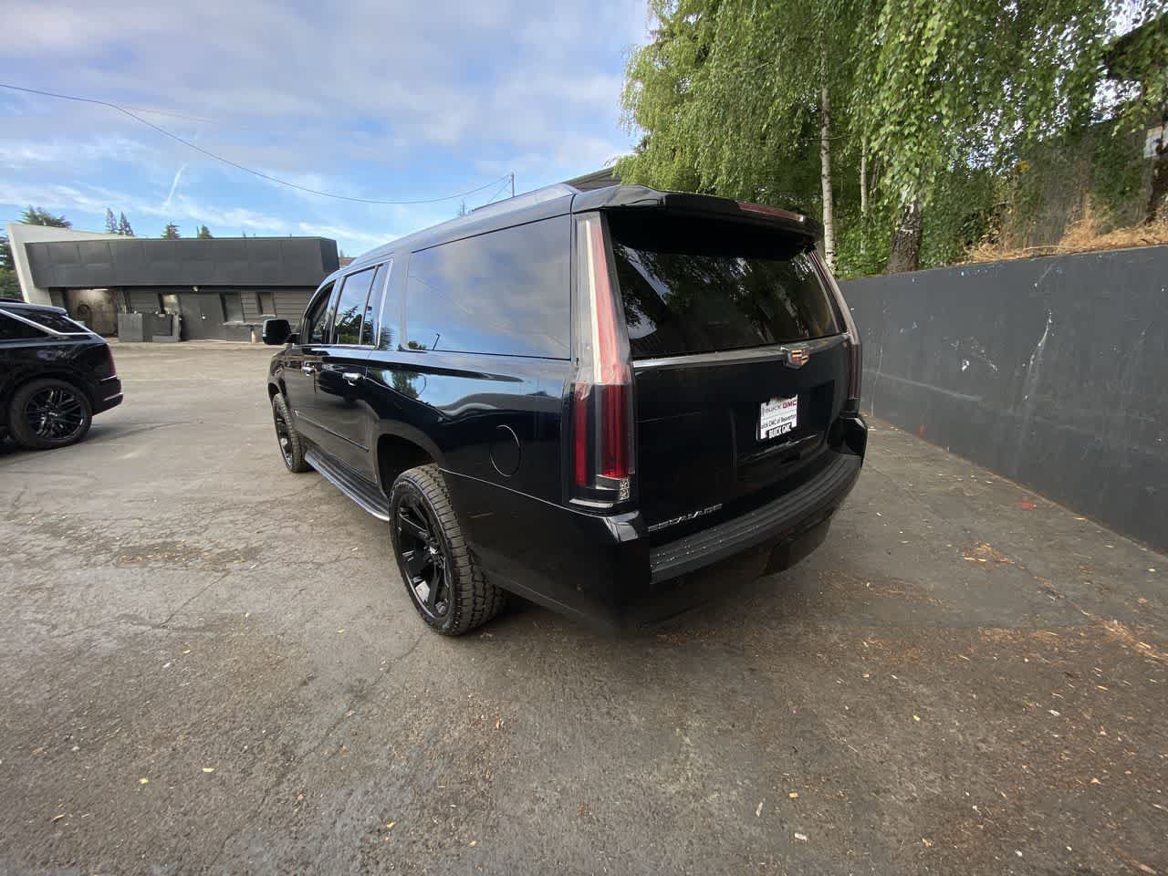 Used 2019 Cadillac Escalade ESV Luxury AWD/4WD image 4