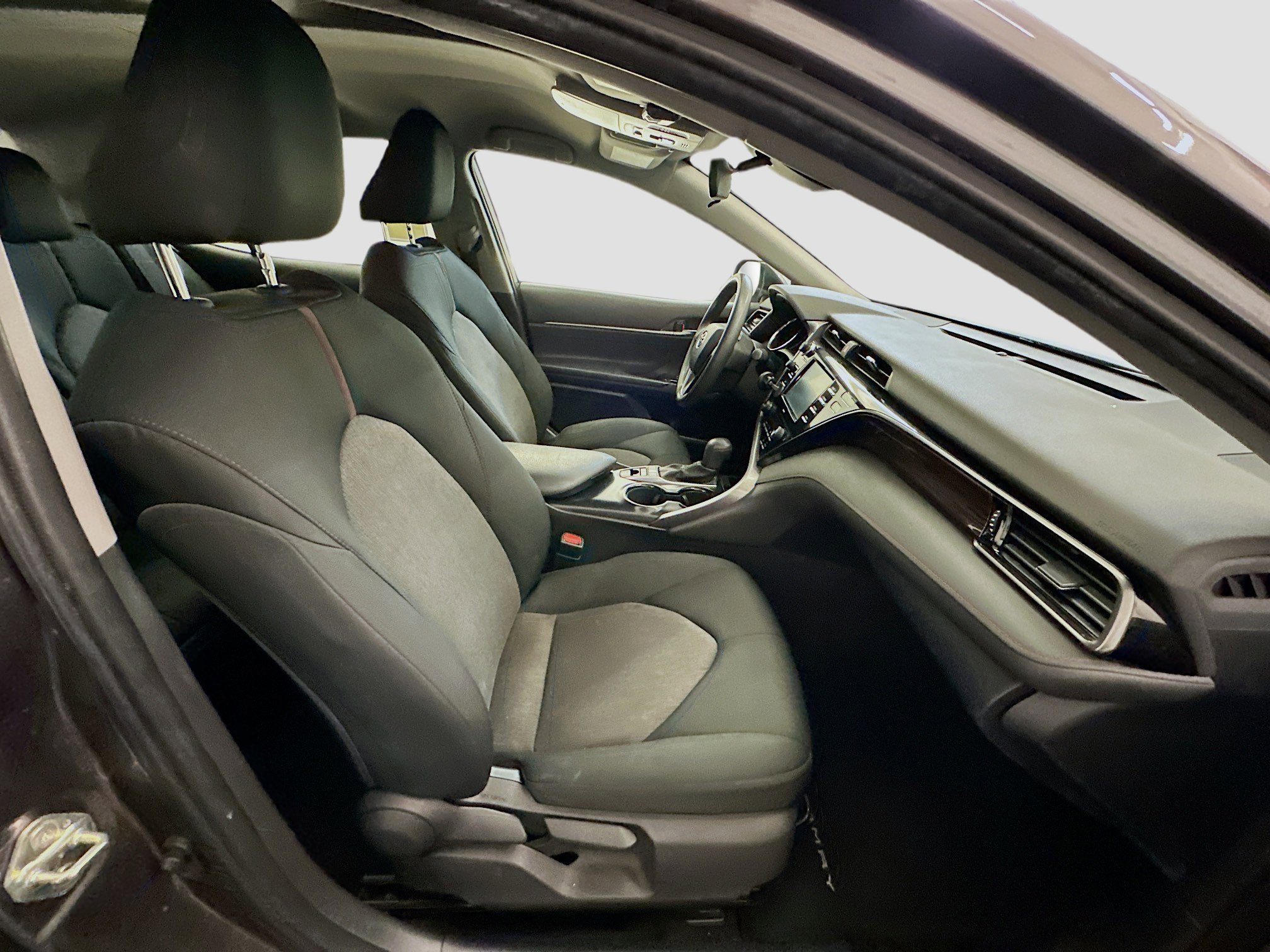 Used 2020 Toyota Camry LE image 32