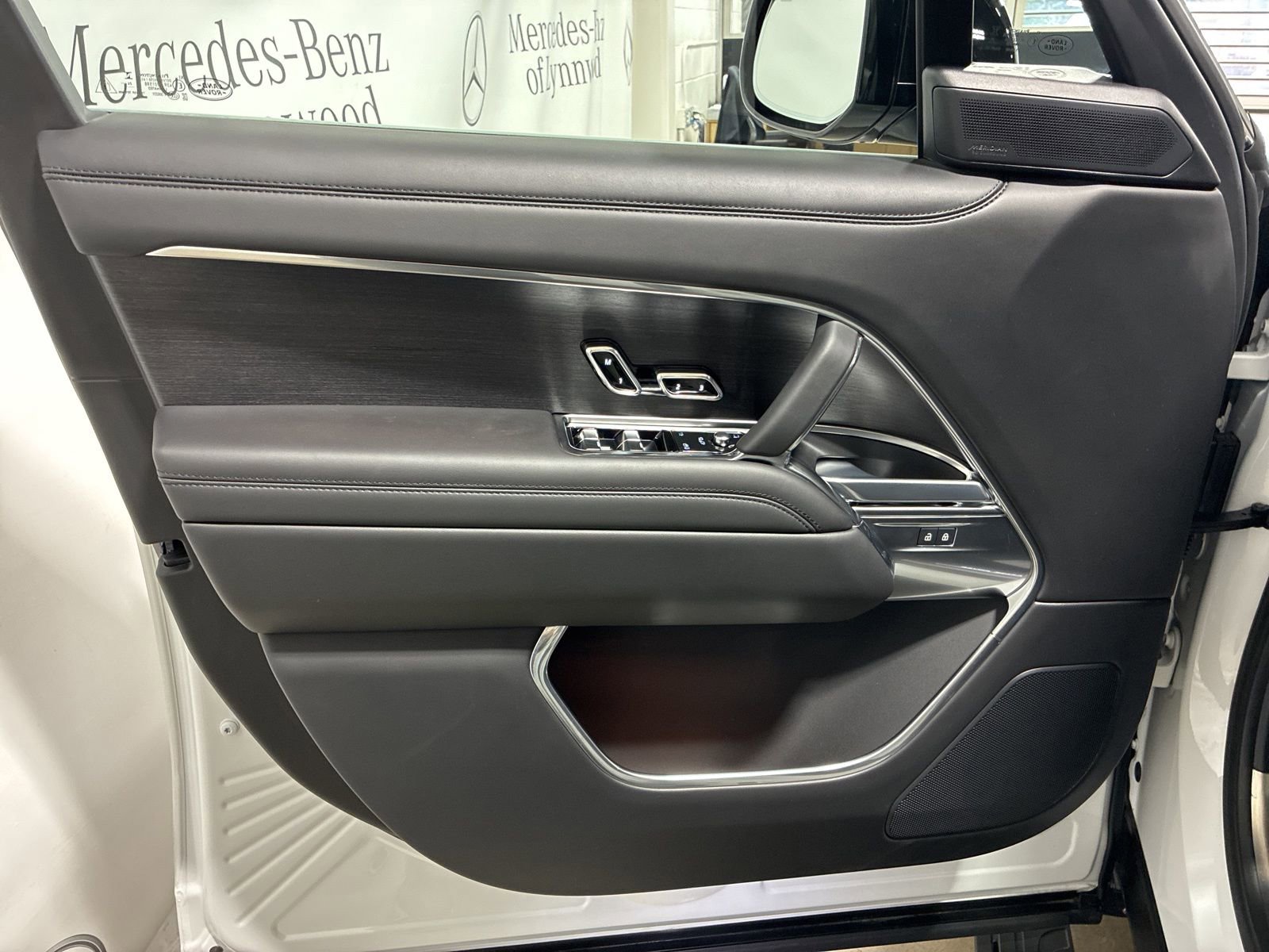 Used 2025 Land Rover Range Rover SE AWD/4WD image 18