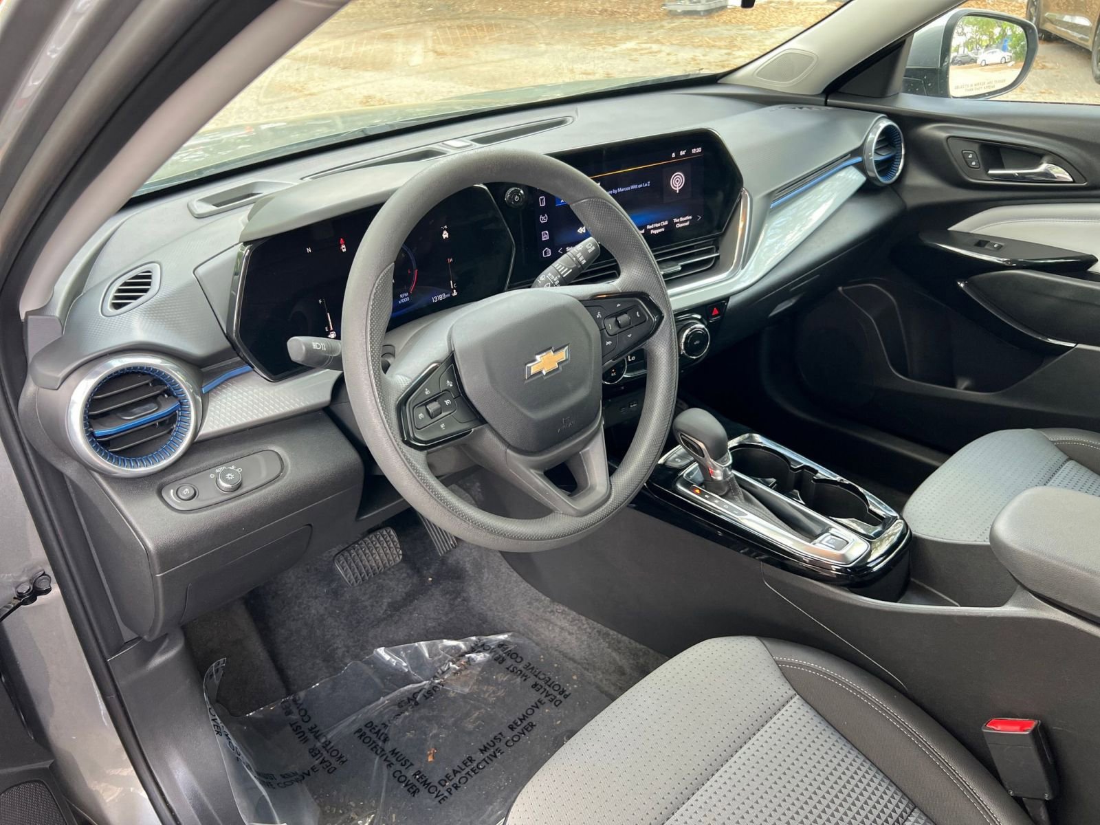 Used 2025 Chevrolet Trax LT image 30