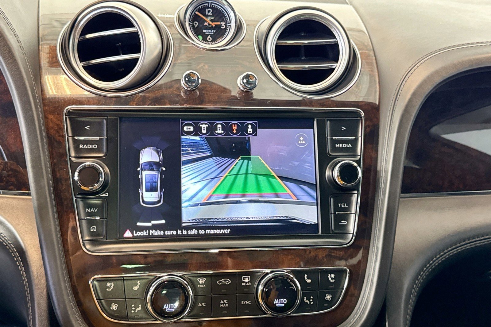 Used 2018 Bentley Bentayga image 14