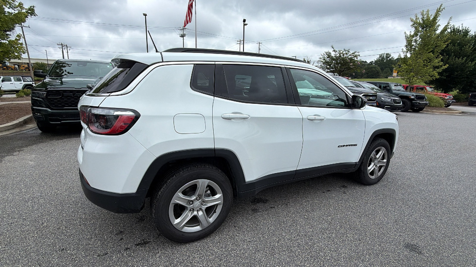 Used 2024 Jeep Compass Latitude w/ Altitude Special Edition AWD/4WD image 8