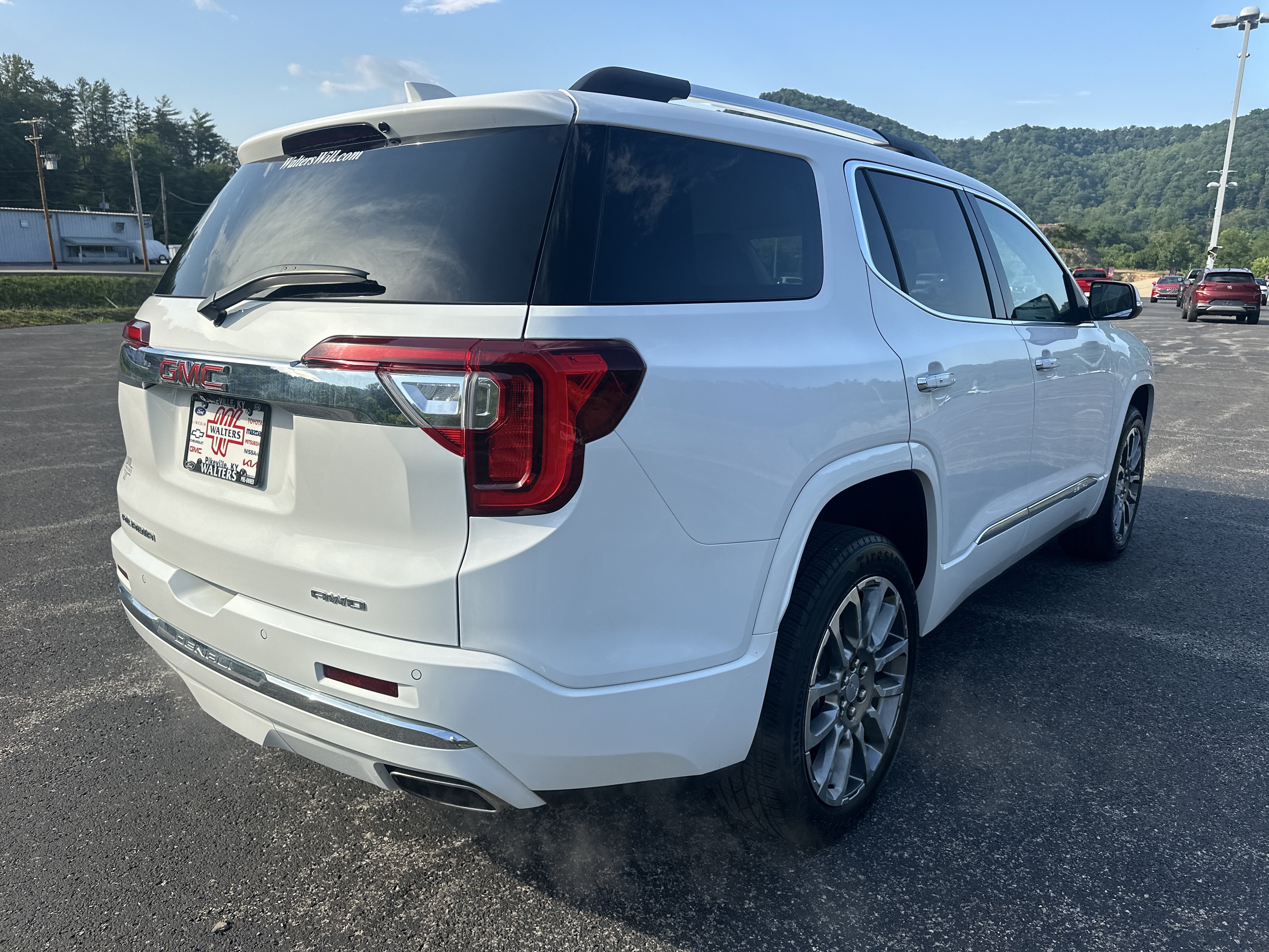 Used 2023 GMC Acadia Denali AWD/4WD image 2