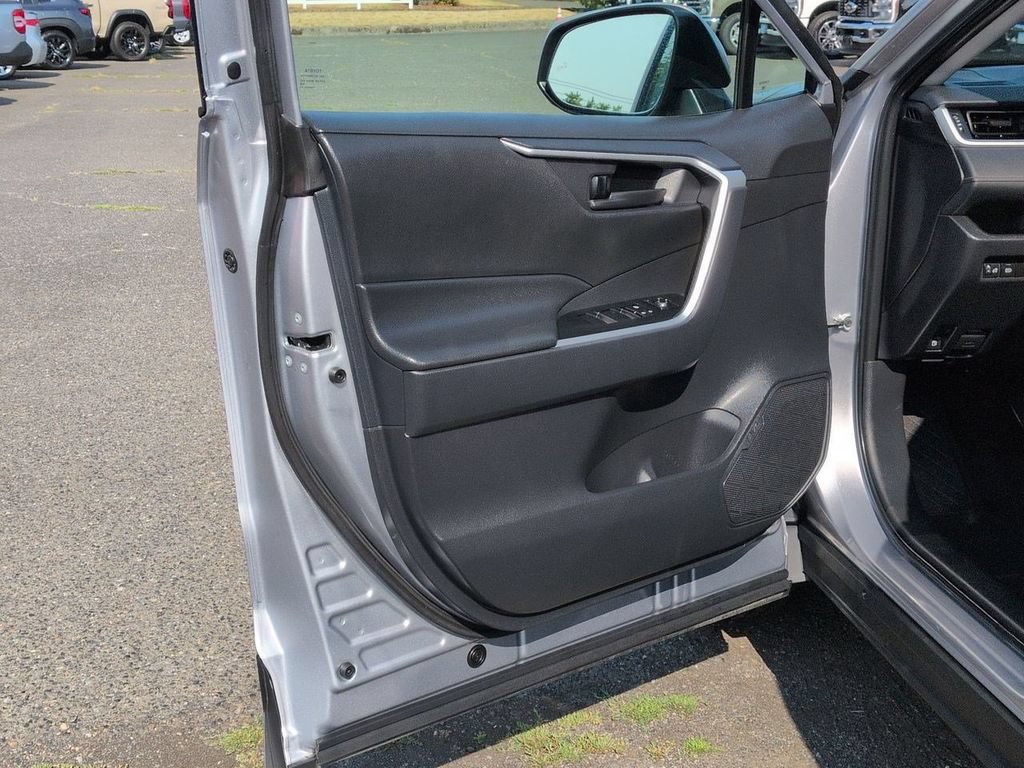 Used 2024 Toyota RAV4 LE AWD/4WD image 9