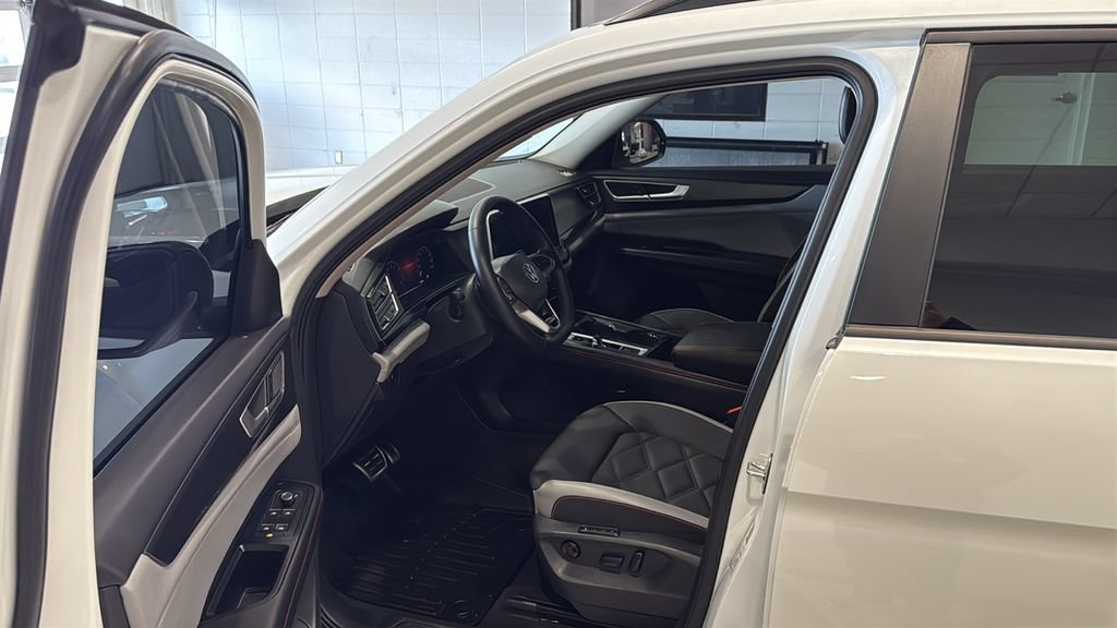 Used 2024 Volkswagen Atlas Peak Edition SEL AWD/4WD image 22