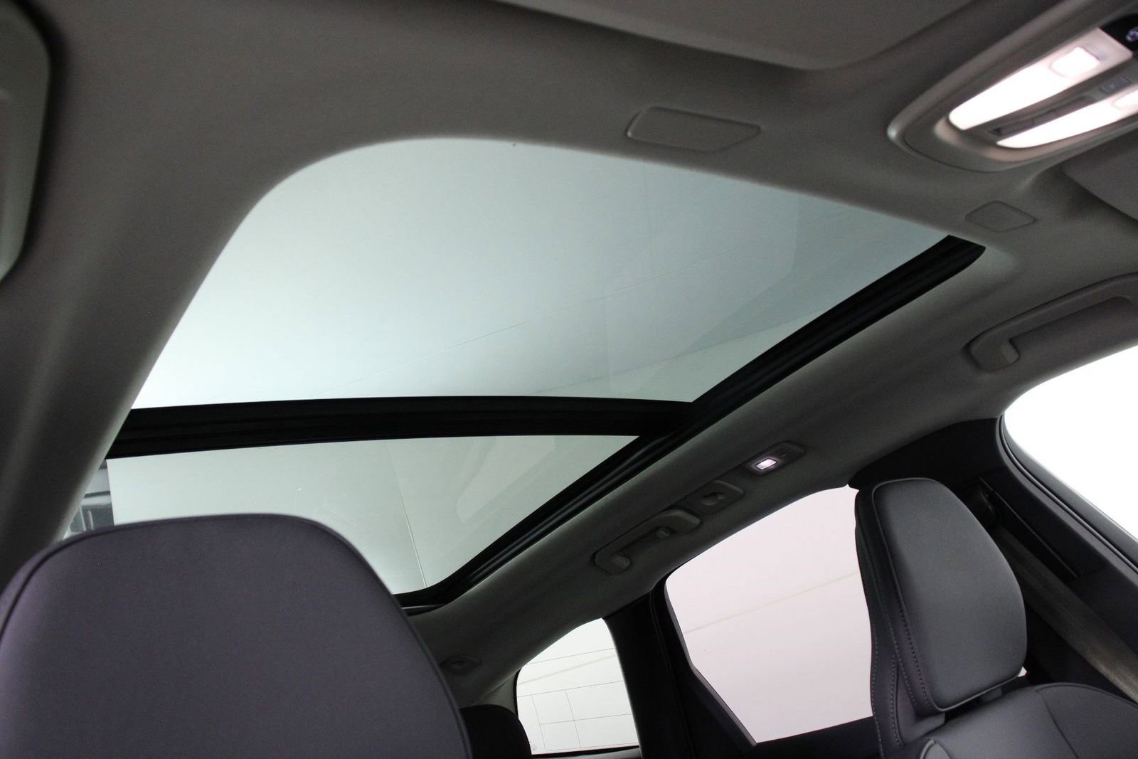 Certified 2026 Volvo XC60 B5 Plus AWD/4WD image 23