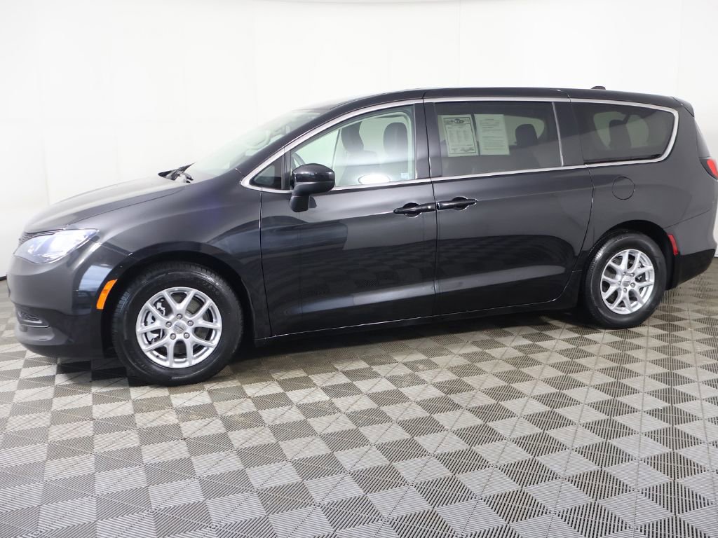 Used 2023 Chrysler Voyager LX FWD image 17