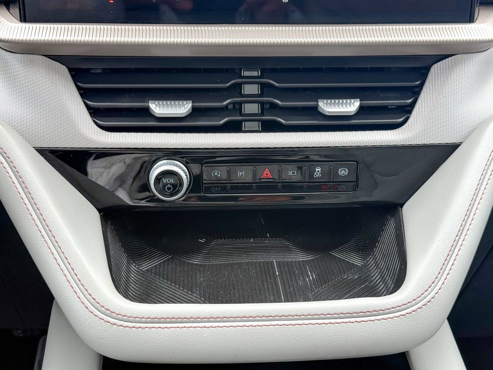 Certified 2025 Ford Explorer Active w/ Active Comfort Package image 28