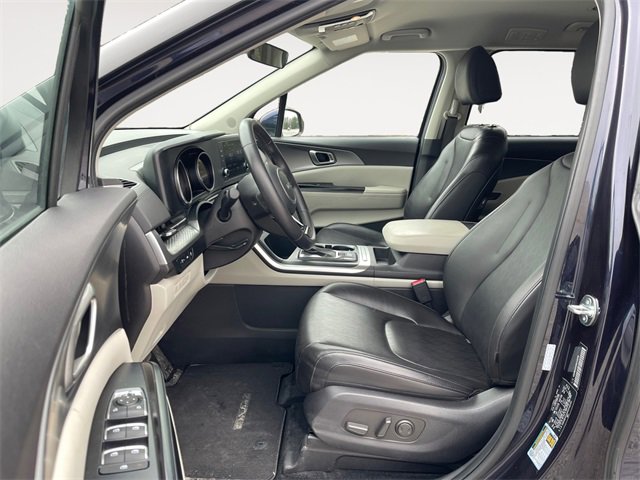 Used 2024 Kia Carnival LX image 9