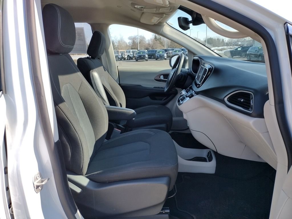 Used 2024 Chrysler Voyager LX image 12