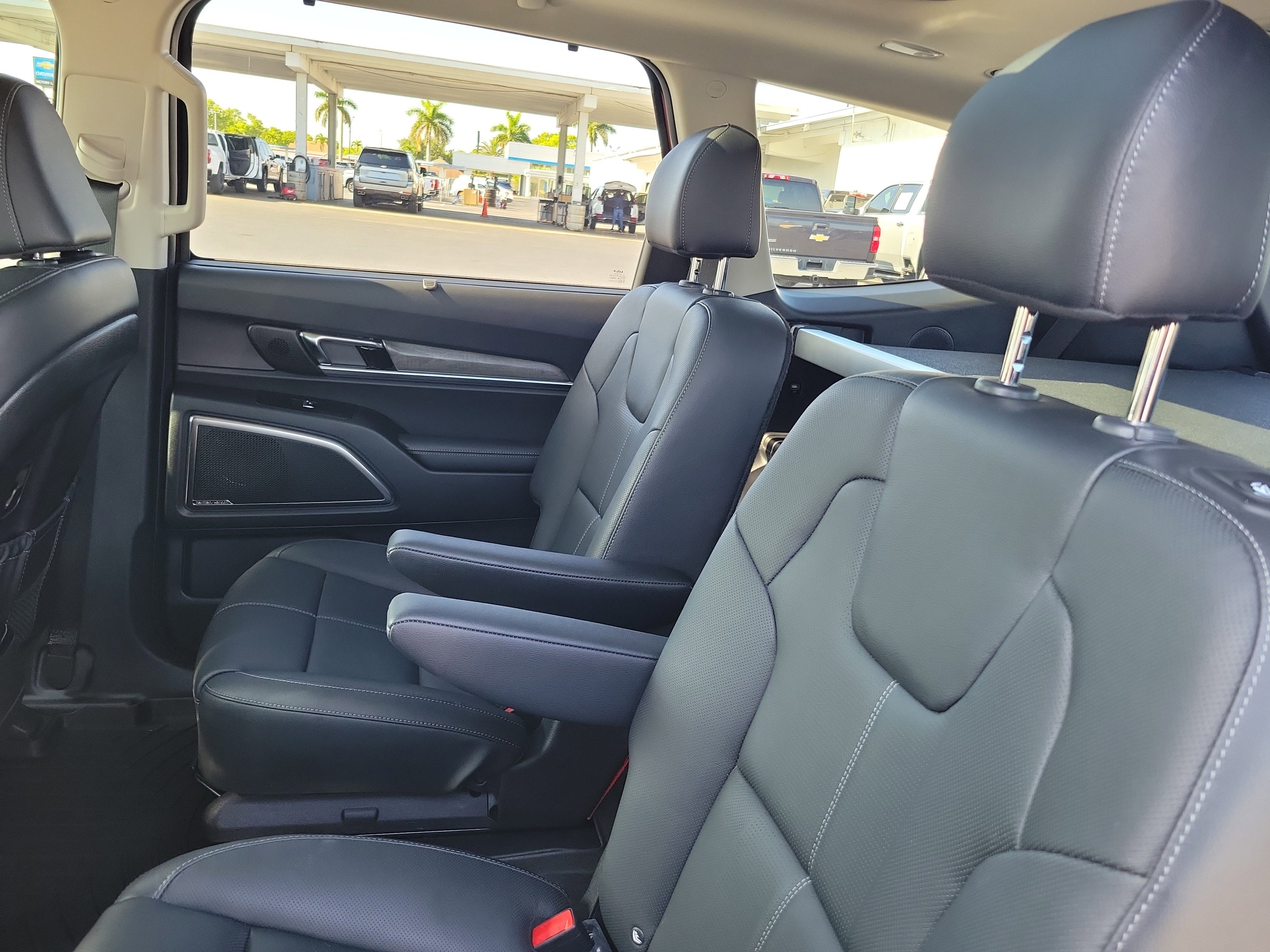 Used 2022 Kia Telluride SX w/ Towing Package FWD image 9