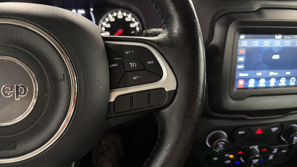 Used 2020 Jeep Renegade Latitude w/ Cold Weather Group FWD image 22