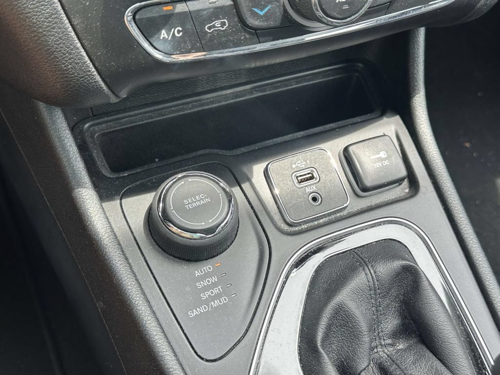 Used 2019 Jeep Cherokee Overland w/ Technology Group AWD/4WD image 28