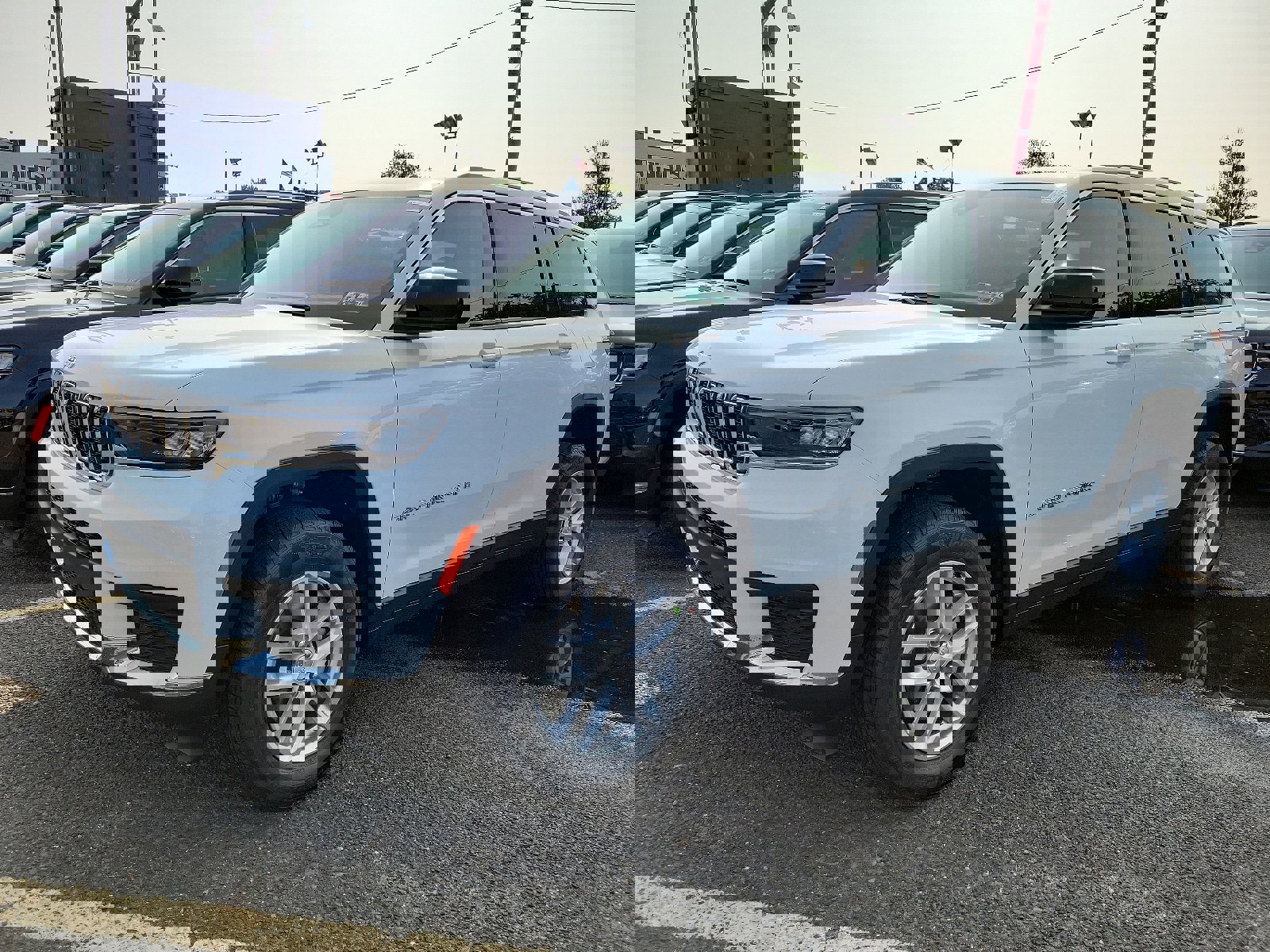 New 2023 Jeep Grand Cherokee L Laredo image 3