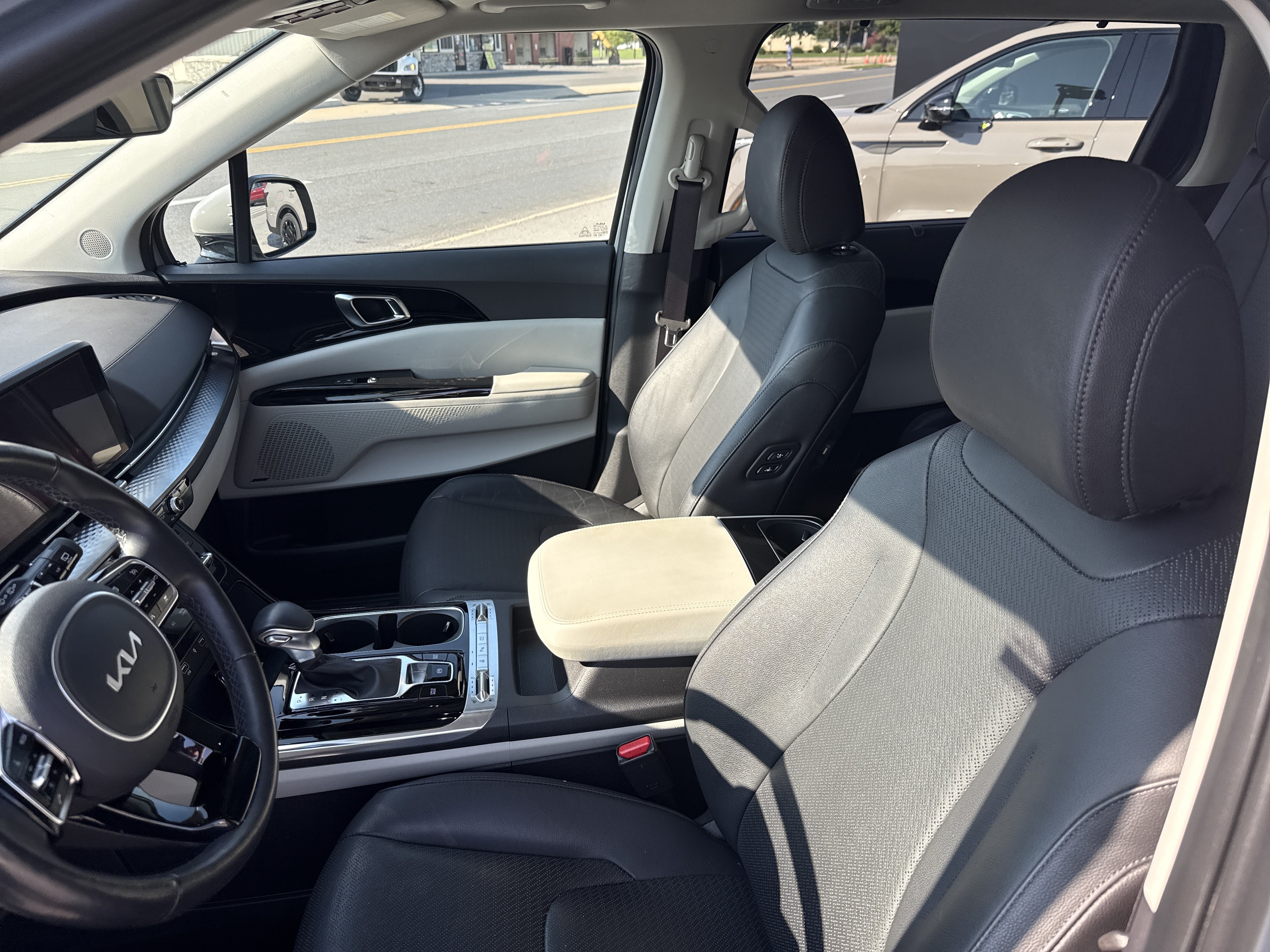 Certified 2024 Kia Carnival SX Prestige FWD image 12