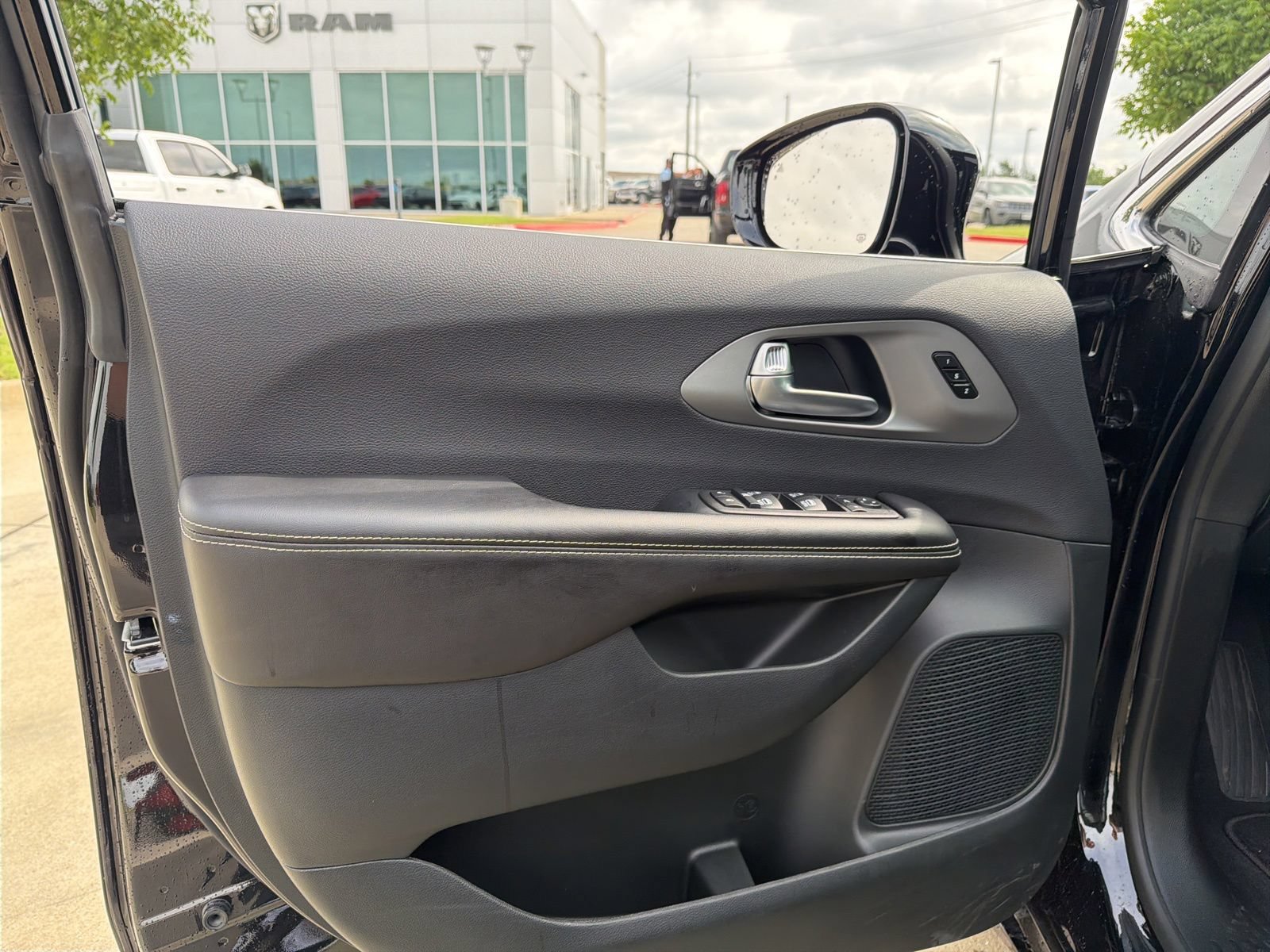 New 2027 Chrysler Pacifica Limited FWD image 12