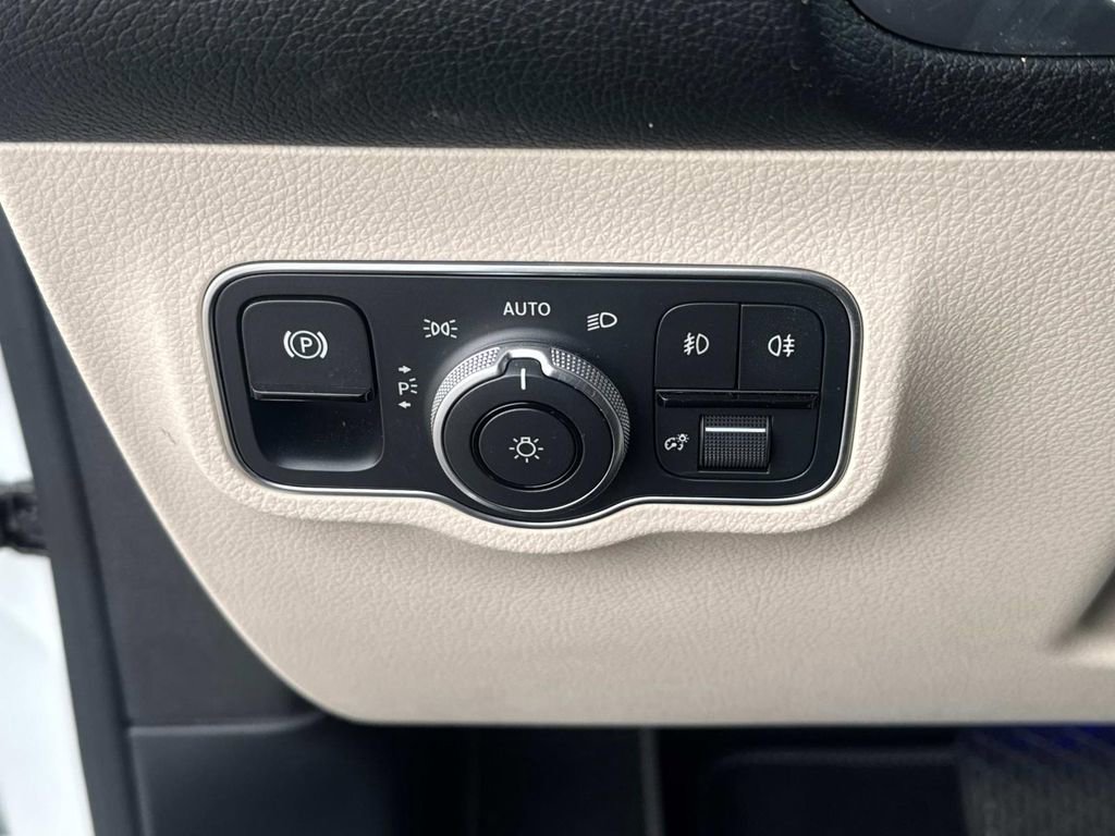 Used 2025 Mercedes-Benz GLB 250 image 20