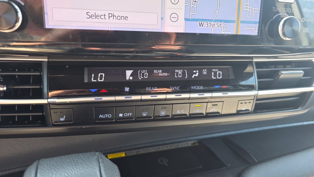Used 2022 Toyota Sienna XLE Woodland Edition AWD/4WD image 19