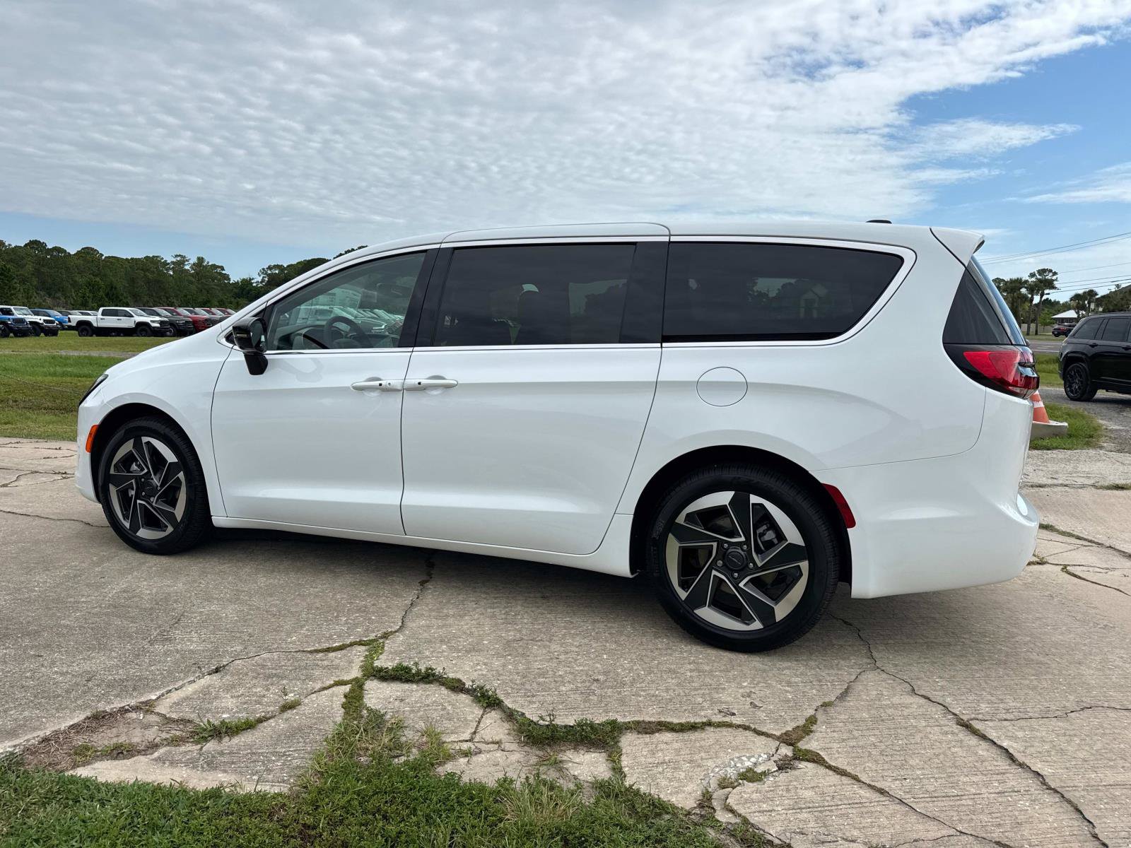New 2027 Chrysler Pacifica Limited FWD image 5